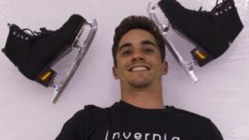 Javier Fernández posa junto a sus patines. Es el campeón del mundo. Es español.