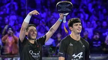 Agustín Tapia selñala a Arturo Coello por lograr su meta en el Master Finals.