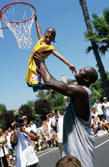 Un titán en la cancha y un amigo en la calle: Shaquille era el ídolo de todos los niños en Los Ángeles.