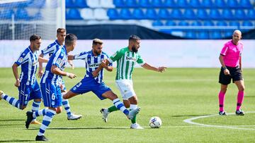 Fekir, ante varios jugadores del Alavés.