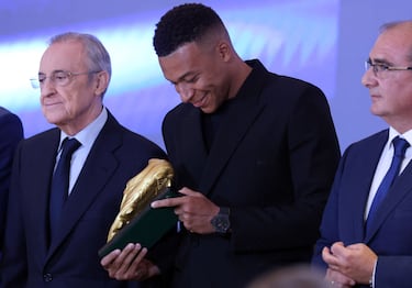 El jugador francés del Real Madrid, Kylian Mbappé, posa con el premio de Bota de Oro 2024/25.