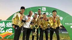 Albert Garc&iacute;a, celebrando el campeonato de Tercera Divisi&oacute;n junto al resto del cuerpo t&eacute;cnico del Wuhan.