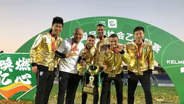 Albert García, celebrando el campeonato de Tercera División junto al resto del cuerpo técnico del Wuhan.