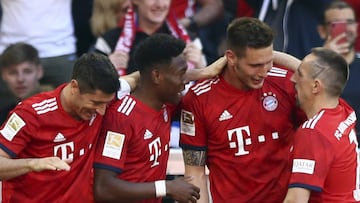 Los jugadores del Bayern celebran el gol de S&uuml;le