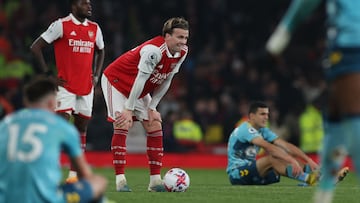 Arsenal's English defender Rob Holding (C) reacts on the pitch after the English Premier League football match between Arsenal and Southampton at the Emirates Stadium in London on April 21, 2023. - The game finished 3-3. (Photo by Adrian DENNIS / AFP) / RESTRICTED TO EDITORIAL USE. No use with unauthorized audio, video, data, fixture lists, club/league logos or 'live' services. Online in-match use limited to 120 images. An additional 40 images may be used in extra time. No video emulation. Social media in-match use limited to 120 images. An additional 40 images may be used in extra time. No use in betting publications, games or single club/league/player publications. / 