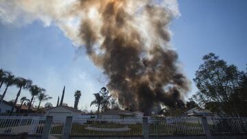 El humo se eleva en el fondo despu&eacute;s de que explotara un alijo de fuegos artificiales en Ontario, California, el martes 16 de marzo de 2021.