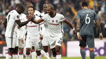 El centrocampista Ryan Babel, del Besiktas, celebra el 2-0 ante el Olympiacos.