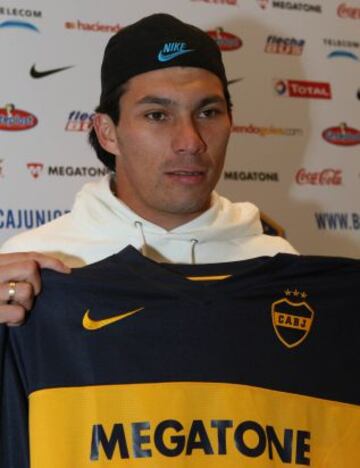 Medel llegó a Boca Juniors a mediados del 2009, en calidad de préstamo por 300 mil dólares con opción de compra. Debutó de manera oficial el 20 de agosto, en el empate 1-1 ante Vélez por Copa Sudamericana.