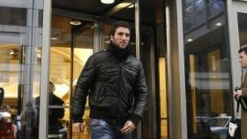 Higuaín saliendo del hospital, ayer.