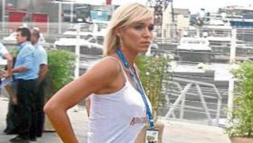 Una guapa azafata en el circuito valenciano.