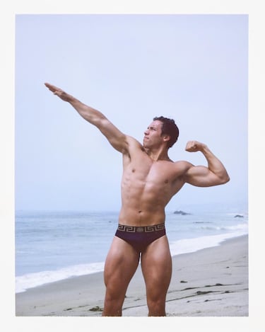 Es considerado un “clon” físico de Arnold Schwarzenegger, especialmente en su juventud.