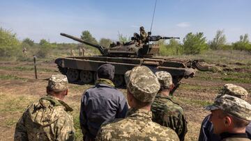 KRYVYI RIH, UKRAINE - MAY 09: Ukrainian infantrymen and tank crews take part in a training exercise on May 09, 2022 near Kryvyi Rih, Ukraine. Infantry soldiers learned scenarios to survive when potentially confronted with a Russian tank closing in at clos