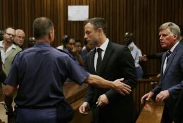 Oscar Pistorius fue condenado a cinco años de cárcel por el asesinato de su novia.