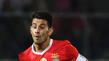 Raúl Jiménez, de penalti, da un pobre empate al Benfica