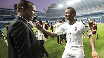 Rafael Dudamel y Wuilker Faríñez en un partido de Venezuela