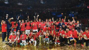 CSKA Moscow&#039;s players pose wit the trophy after winning the EuroLeague final basketball against Anadolu Efes at the Fernando Buesa Arena in Vitoria on May 19, 2019. (Photo by LLUIS GENE / AFP)