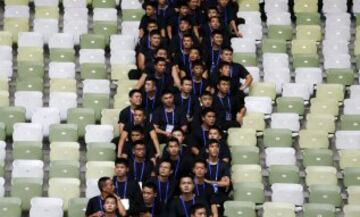 Guardias de seguridad separando a los aficionados de China y Hong Kong durante el partido de clasificación para el Mundial de 2018.
