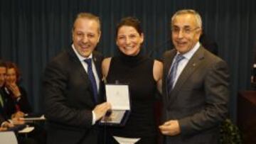 Paco Blázquez, presidente de la Federación de balonmano, y Alejandro Blanco del COE, con Noelia Oncina en la entrega de la insignia olímpica.