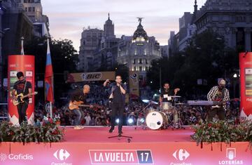El cantante Jorge Ruiz del grupo musical Maldita Nerea durante su actuación.