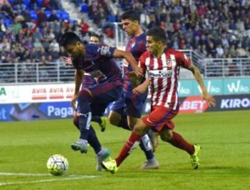 ?ngel Correa disputa el bal¨®n a Dos Santos.