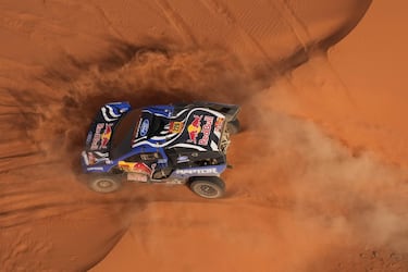 El piloto Mattias Ekstrom y su copiloto Emil Bergkvist compiten durante la segunda etapa del Rally Dakar entre Yanbu y Alula, Arabia Saudita. 