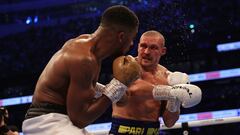 Usyk golpea a Joshua en su combate.