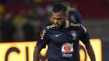 El lateral derecho del Sao Paulo, Dani Alves, con la selecci&oacute;n de Brasil.