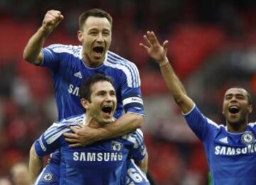 John Terry y Frank Lampard celebran la FA Cup de 2012. El central consiguió 5 FA Cup en su carrera. El último en 2012. Pueden ser 6 si consiguen el título en mayo.