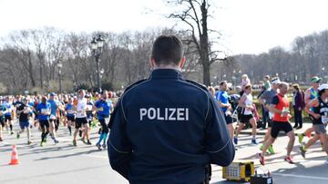 Control de polic&iacute;a durante la Media Marat&oacute;n de Berl&iacute;n. 