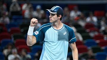 Nicolás Jarry cae en París y cierra el mejor año de su vida