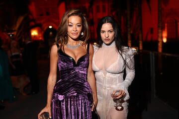 Rita Ora y Rosala durante la fiesta de los Oscar 2025 de Vanity Fair celebrada en Beverly Hills.