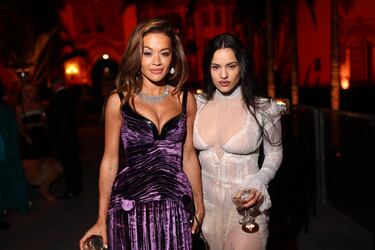 Rita Ora y Rosalía durante la fiesta de los Oscar 2025 de Vanity Fair celebrada en Beverly Hills.