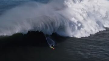 Un surfista surfea una ola gigante en Mavericks el 8 de diciembre del 2020.