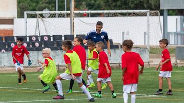 El Guaje Villa participa en un partido con los pequeños de su campus.