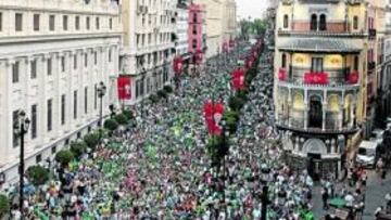 <b>UNIDOS CONTRA LOPERA. </b>El riada bética, en la avenida de la Constitución camino de la Plaza Nueva.