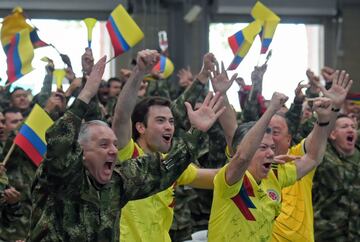 El presidente de Colombia y su hijo celebran la victoria contra Senegal junto con el ejército colombiano en una base militar en Tolemaida, Colombia.