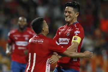 La noche en el Atanasio Girardot inició con homenaje a David González por sus 500 partidos con el Medellín, que posteriormente venció a Bucaramanga y se acerca a los ocho.