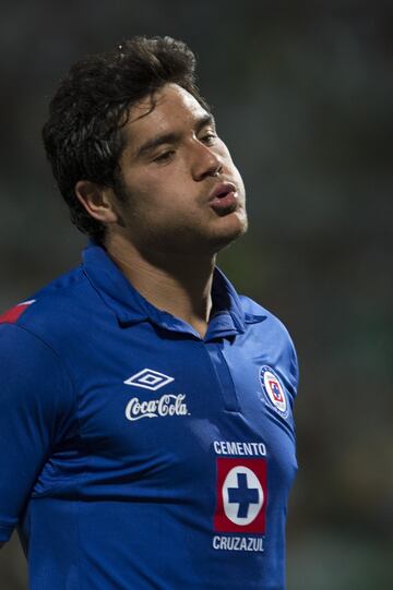 'Chuletita' era una de las grandes promesas de Cruz Azul. El delantero estuvo en la institución desde 2005 hasta 2013. Jugó 168 partidos con la Máquina Celeste y anotó 62 goles. Con este club consiguió la Copa MX, pero no pudo alzar el título de liga.