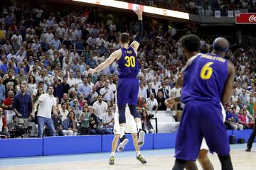 Jaycee Carroll amaga el tiro y finta a Ví­ctor Claver.