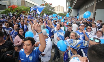 El Tenerife es un club muy respetado, en especial en los 90, cuando sus dos victorias frente al Real Madrid permitieron que el Bar?a ganara las Ligas de 1992 y 1993. Sus aficionados se llaman chicharreros. Es el gentilicio de la isla de Tenerife. La leyenda cuenta que los habitantes de Santa Cruz coman un pescado peque?o y de bajo coste llamado chicharro y los habitantes de La Laguna comenzaron a llamarles de esa forma. Tambin destacan otros apodos como Tete o Fife, que son utilizados como apelativo cari?oso, o blanquiazaules, por los colores de su camiseta. Lleva en Segunda Divisin desde 2013, aunque en los 90 vivi su poca dorada en Primera, consiguiendo disputar la Copa de la UEFA.