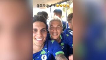 Cualquier momento es bueno: dos chistes de Joaquín encima de un carrito de golf