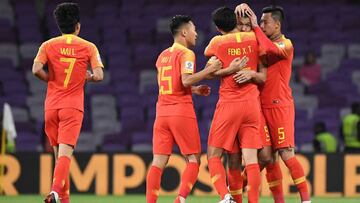 XAH. Al Ain (United Arab Emirates), 20/01/2019.- Players of China celebrate a 1-1 goal during the 2019 AFC Asian Cup round of 16 match between China and Thailand in Al Ain, United Arab Emirates, 20 January 2019. (Tailandia, Emiratos Árabes Unidos)