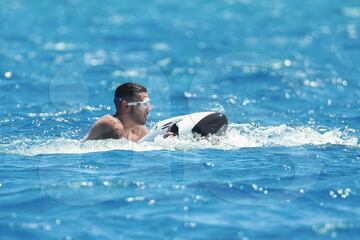 Theo Hernández y su novia Adriana Pozueco de vacaciones en Ibiza.