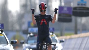 Dylan van Baarle celebra su triunfo en A Través de Flandes.