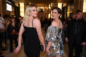 Dayna Kathan y Katie Maloney durante los premios iHeartRadio Music Awards 2024 celebrados en el Dolby Theatre de Los Ángeles.