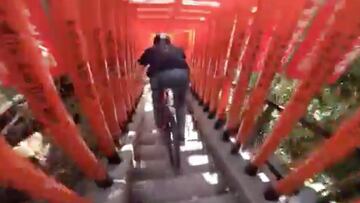Sam Pilgrim y Max Fredriksson montando en MTB bajo arcos naranjas sintoistas japoneses en el canal de YouTube del piloto británico. El vídeo ha sido borrado por las duras críticas de los habitantes de Japón.