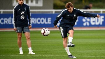 France's forward Antoine Griezmann practices during a training session in Clairefontaine-en-Yvelines on October 13, 2018, as part of the team's preparation for the upcoming Nations League football match. (Photo by FRANCK FIFE / AFP)