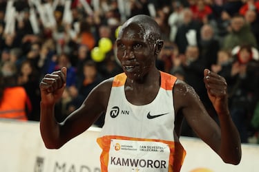  El atleta keniano Geoffrey Kamworor celebra su victoria en la prueba internacional de la San Silvestre Vallecana.