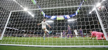 21/09/24 PARTIDO PRIMERA DIVISION 
REAL MADRID - ESPANYOL 
El dorsal '2' de los Reyes de Europa dispara con el arco abierto para el 1-1.