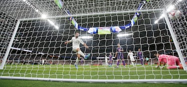 21/09/24 PARTIDO PRIMERA DIVISION 
REAL MADRID - ESPANYOL 
El dorsal '2' de los Reyes de Europa dispara con el arco abierto para el 1-1.